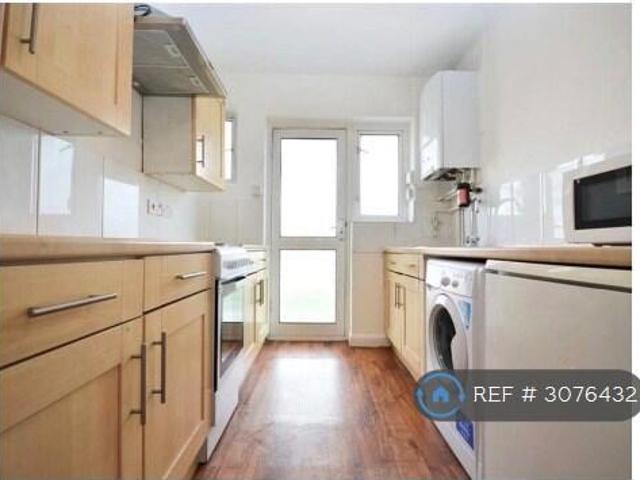 Flat for rent in Cat Hill, England