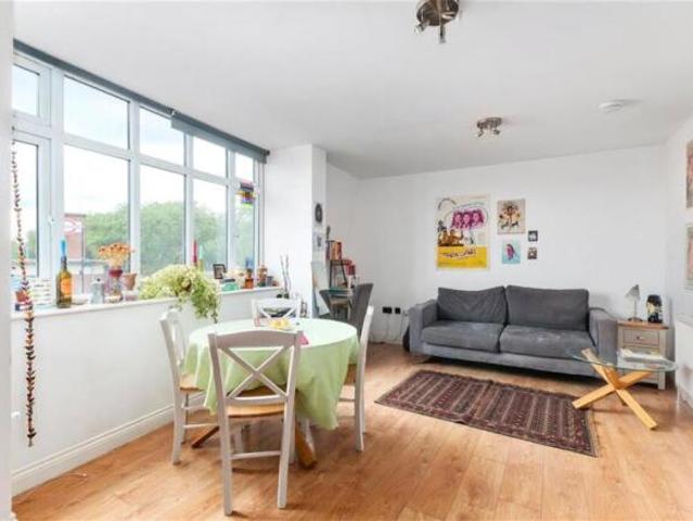 Flat for rent in South Lane, West Yorkshire