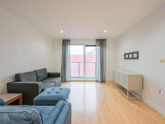 Flat for rent in Cat Hill, England