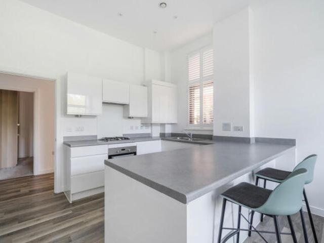 Flat for rent in Westborough, Surrey