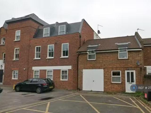 House for rent in Row Town, Surrey