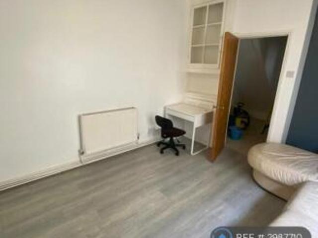 Flat for rent in Whitchurch, Wales