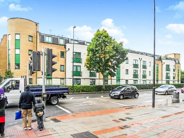 Flat for rent in London Borough of Ealing, Cat Hill