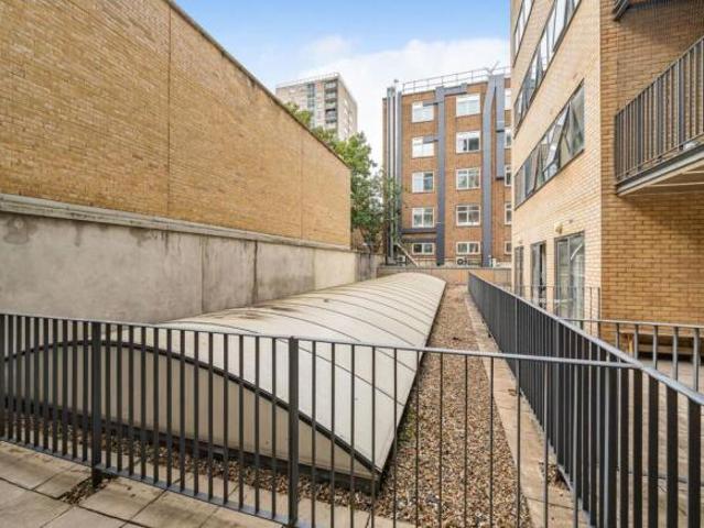 Flat for rent in Cat Hill, England