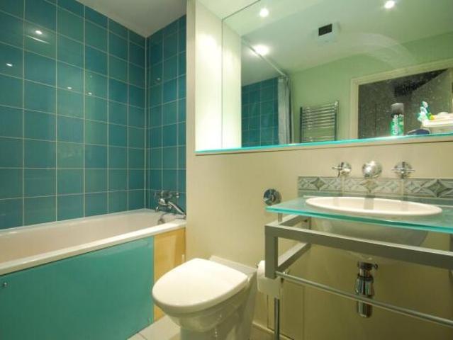 Flat for rent in Cat Hill, England