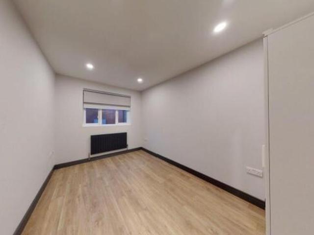 Flat for rent in Cat Hill, England