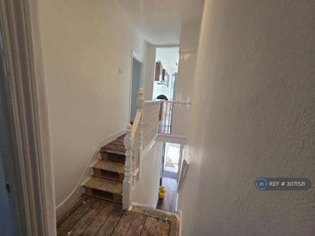 Flat for rent in Cat Hill, England