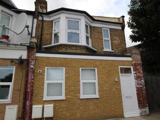 Flat for rent in South Lane, West Yorkshire