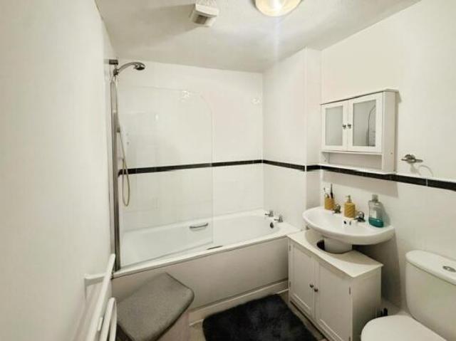 Flat for rent in Calderstones
