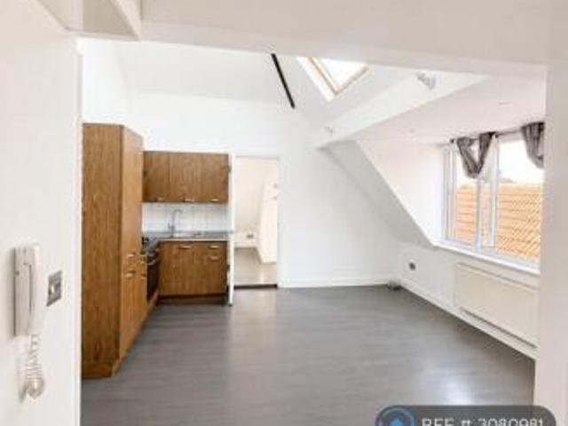 Flat for rent in Cat Hill, England