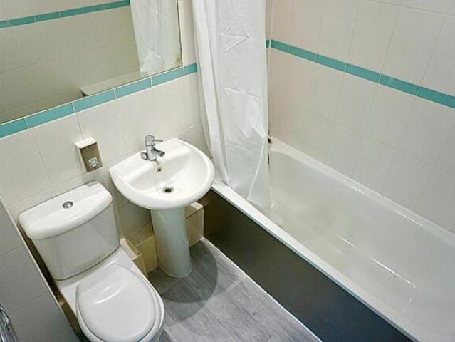 Flat for rent in South Lane, West Yorkshire
