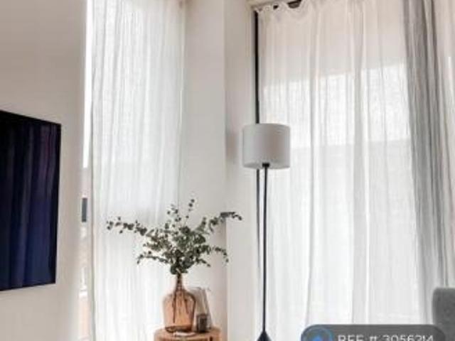 Flat for rent in Cat Hill, England