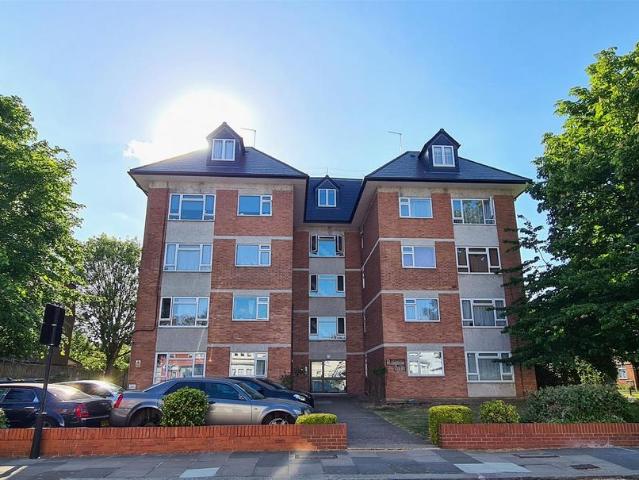 Flat for sale in Palmers Green, Greater London