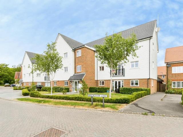 Flat for sale in Kilnwood Vale, Horsham