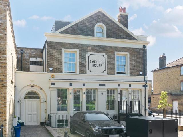 Flat for sale in Putney, Greater London