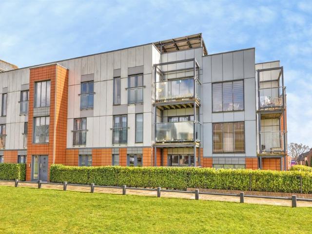 Flat for sale in Upton