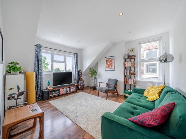 Flat for sale in Streatham, Greater London