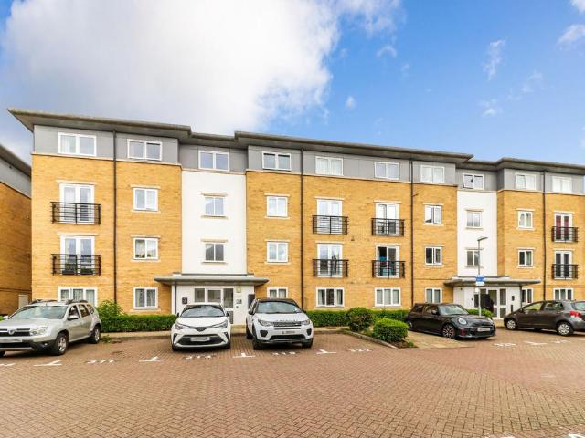 Flat for sale in Batchworth, Hertfordshire