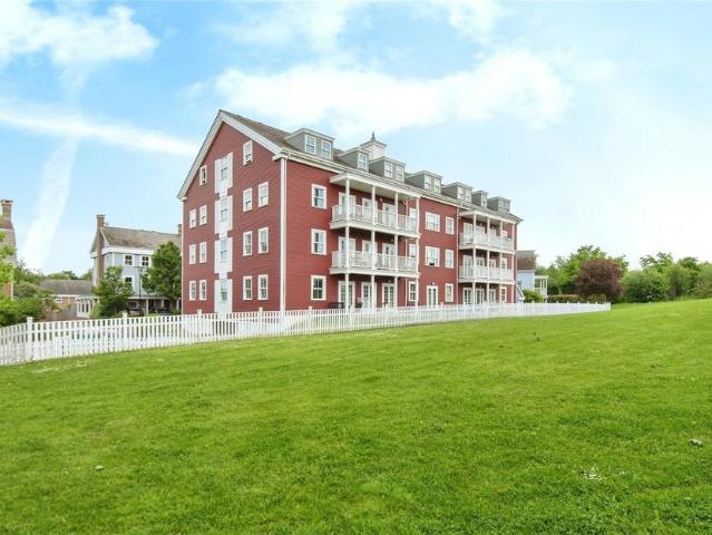 Flat for sale in Worcester Park, Greater London