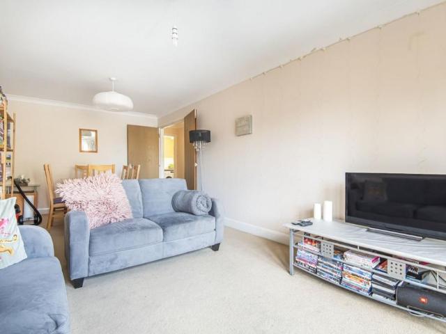 Flat for sale in Clapham, Greater London