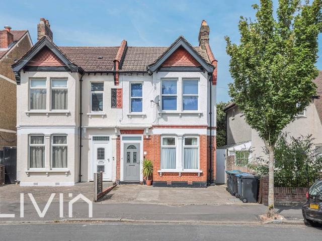 Flat for sale in London Borough of Croydon, Selhurst