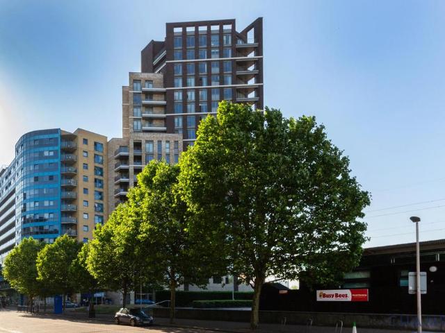 Flat for sale in Canning Town, Greater London