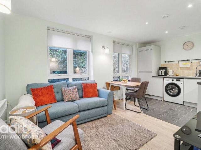Flat for sale in South Woodford, Greater London