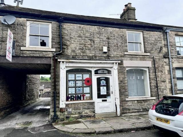 Flat for sale in Wash, Charlesworth