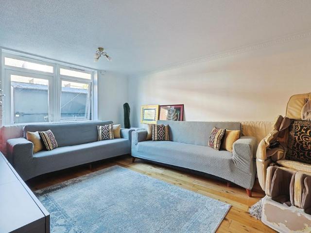 Flat for sale in Battersea, Greater London