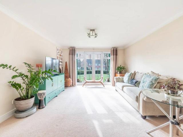 Flat for sale in Hatch End, Greater London