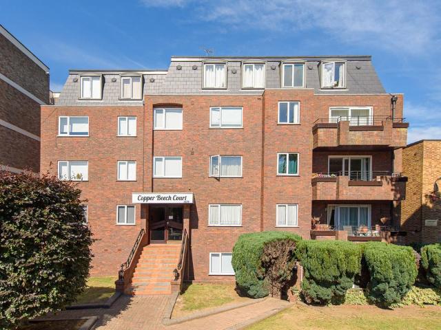 Flat for sale in Whetstone, Greater London