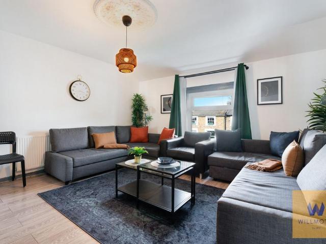 Flat for sale in Shepherd's Bush, Greater London