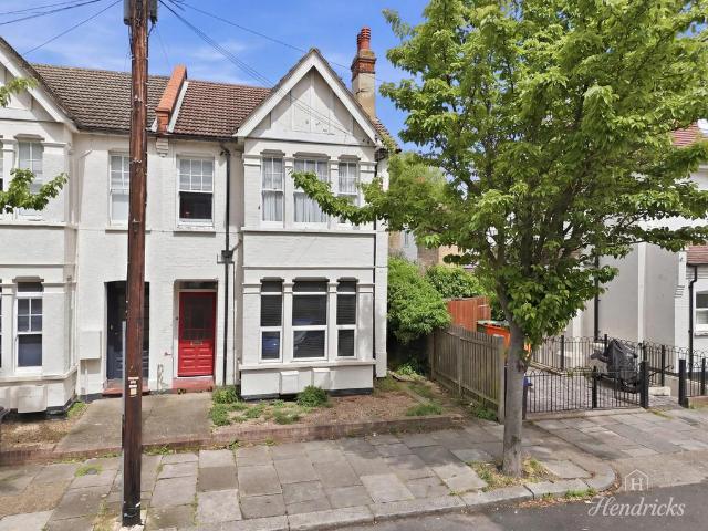 Flat for sale in Alton Barnes, Essex