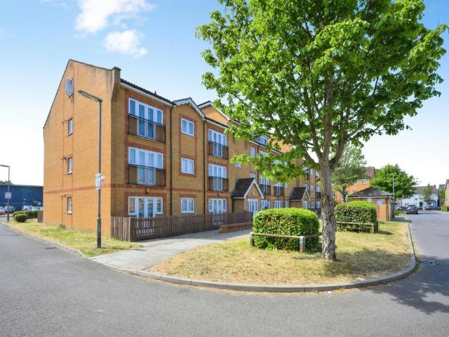 Flat for sale in Broxbourne, Hertfordshire