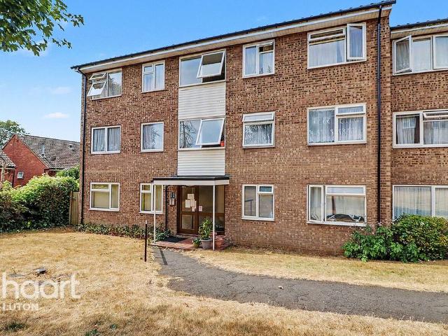 Flat for sale in Spring Park, Luton