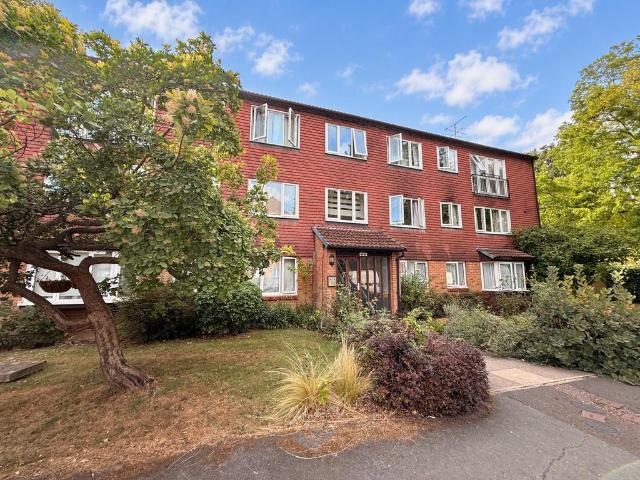 Flat for sale in Horsell, Woking