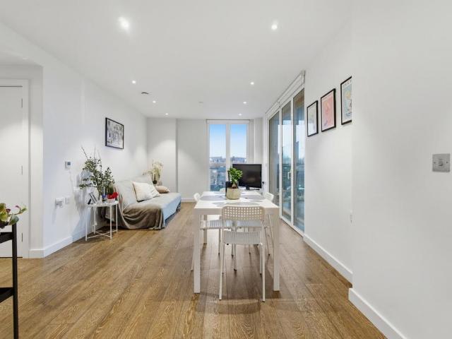 Flat for sale in Queen's Park, Greater London