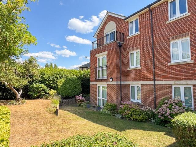 Flat for sale in Roffey, Horsham