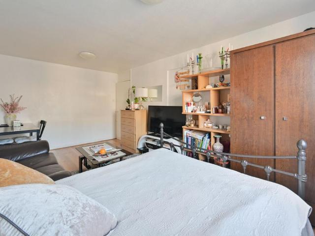 Flat for sale in London Borough of Ealing, Greater London