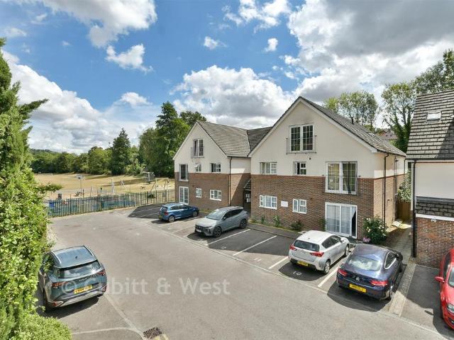 Flat for sale in Hillview, Surrey