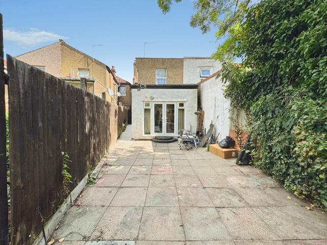 Flat for sale in The Hale, Mill Hill