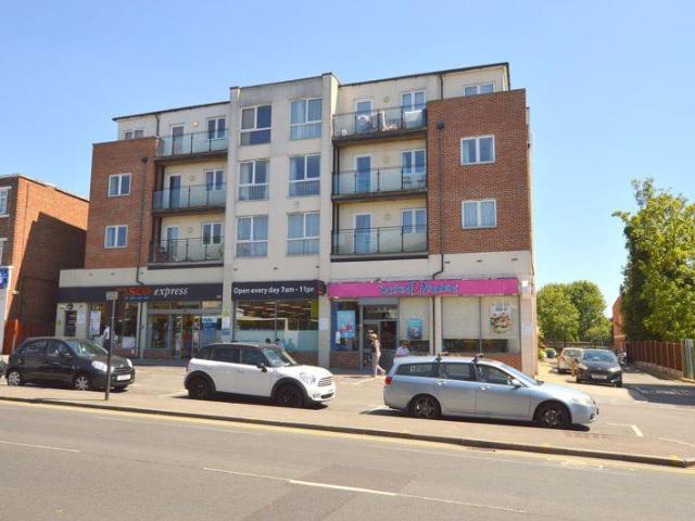 Flat for sale in Hatch End, Greater London