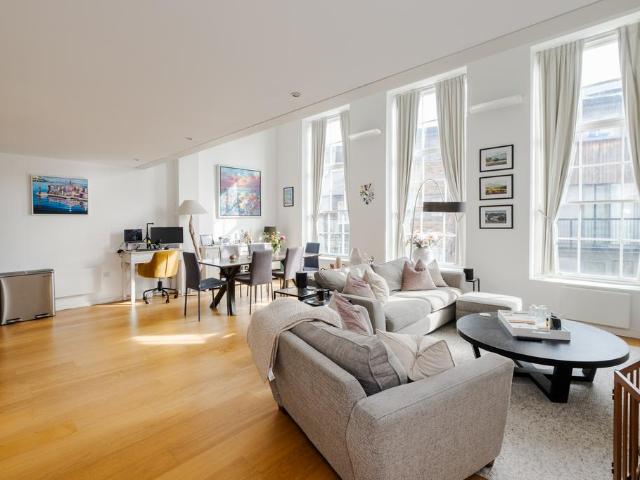 Flat for sale in Lower Holloway, Greater London