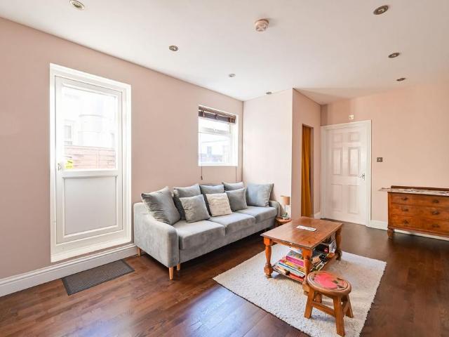 Flat for sale in Harringay, Greater London