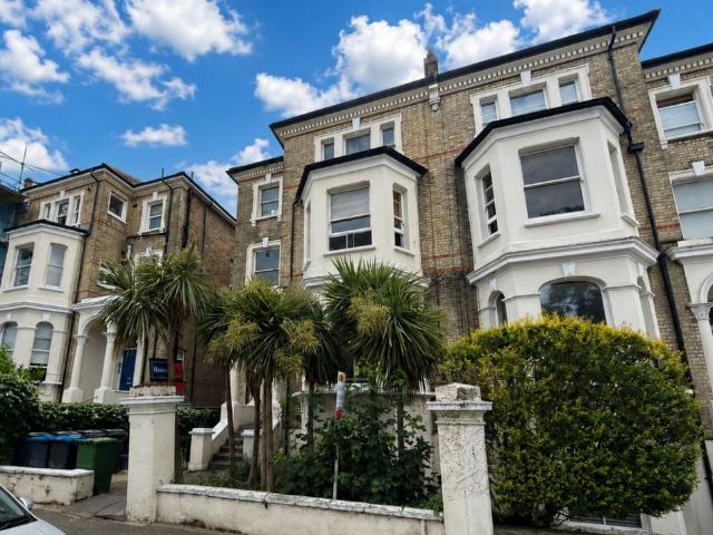 Flat for sale in Surbiton, Greater London