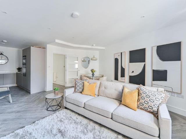 Flat for sale in Battersea, Greater London