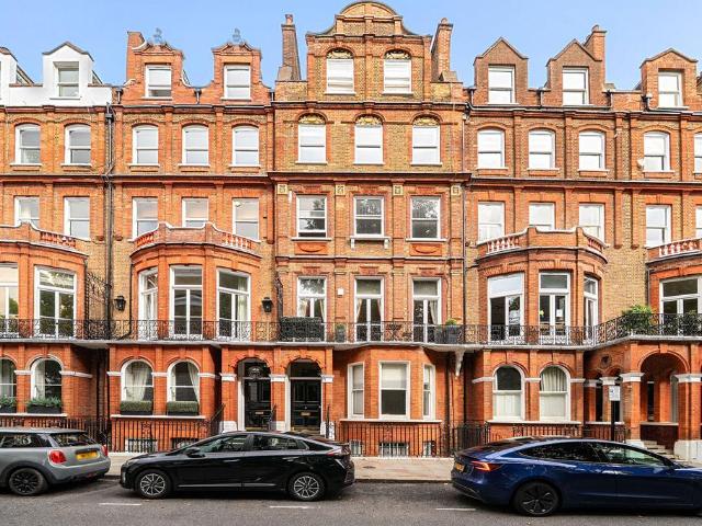 Flat for sale in South Kensington, Greater London