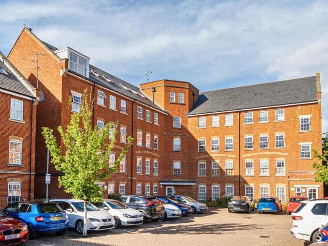 Flat for sale in Walton, Aylesbury