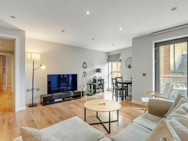 Flat for sale in Battersea, Greater London