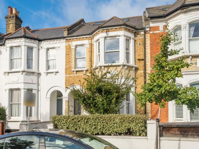Flat for sale in London Borough of Wandsworth, Greater London